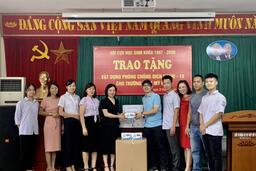 HỘI CỰU HỌC SINH KHÓA 1997-2000 TRAO TẶNG VẬT DỤNG PHÒNG CHỐNG DỊCH COVID-19 ....