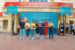 Công ty Bảo hiểm SunLife trao tặng trụ bóng rổ cho học sinh trường THPT Mỹ Hào