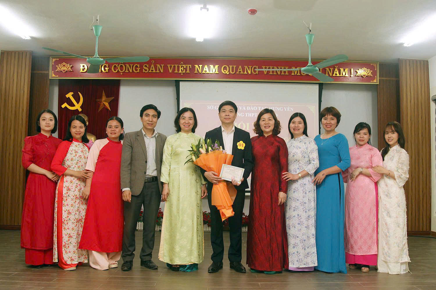 <a href='https://c3myhao.hungyen.edu.vn/tin-tuc/hoi-thi-giao-vien-chu-nhiem-lop-gioi-truong-thpt-my-hao-nam-hoc-2025-2026.html'>HỘI THI GIÁO VIÊN CHỦ NHIỆM LỚP GIỎI TRƯỜNG THPT MỸ HÀO NĂM HỌC 2025-2026</a>