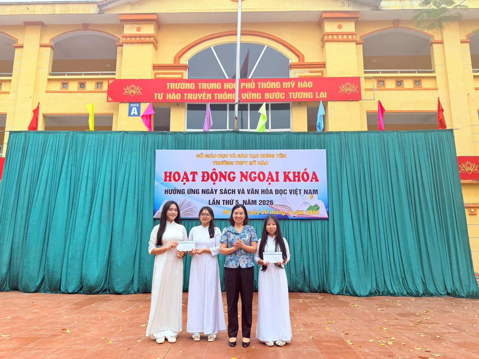 <a href='https://c3myhao.hungyen.edu.vn/tin-tuc/hoat-dong-ngoai-khoa-huong-ung-ngay-sach-va-van-hoa-doc-viet-nam-lan-thu-5-truong-thpt-my-hao.html'>HOẠT ĐỘNG NGOẠI KHÓA HƯỞNG ỨNG NGÀY SÁCH VÀ VĂN HÓA ĐỌC VIỆT NAM LẦN THỨ 5 TRƯỜNG THPT MỸ HÀO</a>
