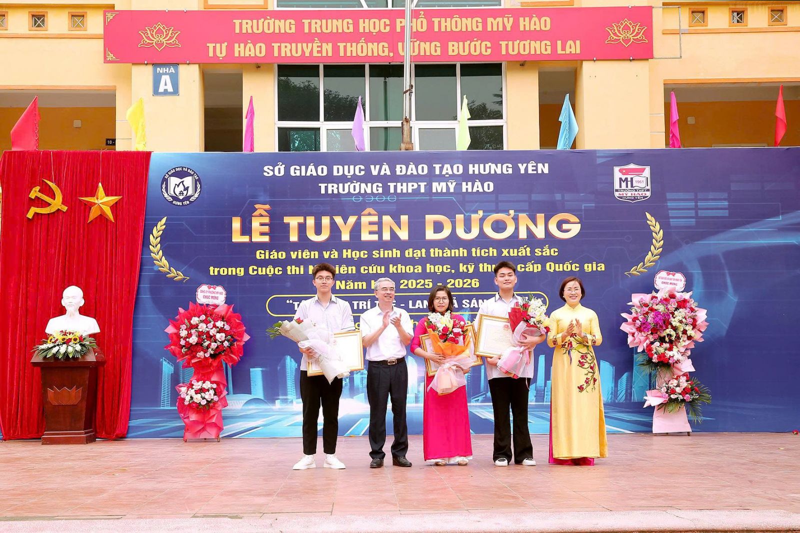 <a href='https://c3myhao.hungyen.edu.vn/tin-tuc/le-tuyen-duong-giao-vien-va-hoc-sinh-dat-thanh-tich-xuat-sac-trong-cuoc-thi-khoa-hoc-ky-thuat-cap-quoc-gia-nam-hoc-20252026.html'>LỄ TUYÊN DƯƠNG GIÁO VIÊN VÀ HỌC SINH ĐẠT THÀNH TÍCH XUẤT SẮC TRONG CUỘC THI KHOA HỌC, KỸ THUẬT CẤP QUỐC GIA NĂM HỌC 2025–2026</a>