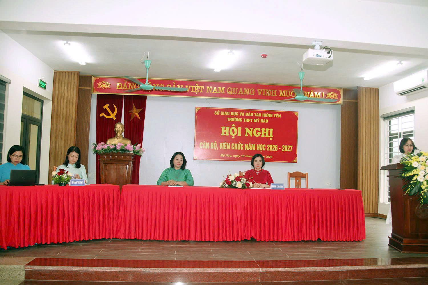 <a href='https://c3myhao.hungyen.edu.vn/tin-tuc/hoi-nghi-can-bo-vien-chuc-truong-thpt-my-hao-nam-hoc-2026-2027.html'>HỘI NGHỊ CÁN BỘ, VIÊN CHỨC TRƯỜNG THPT MỸ HÀO, NĂM HỌC 2026-2027</a>