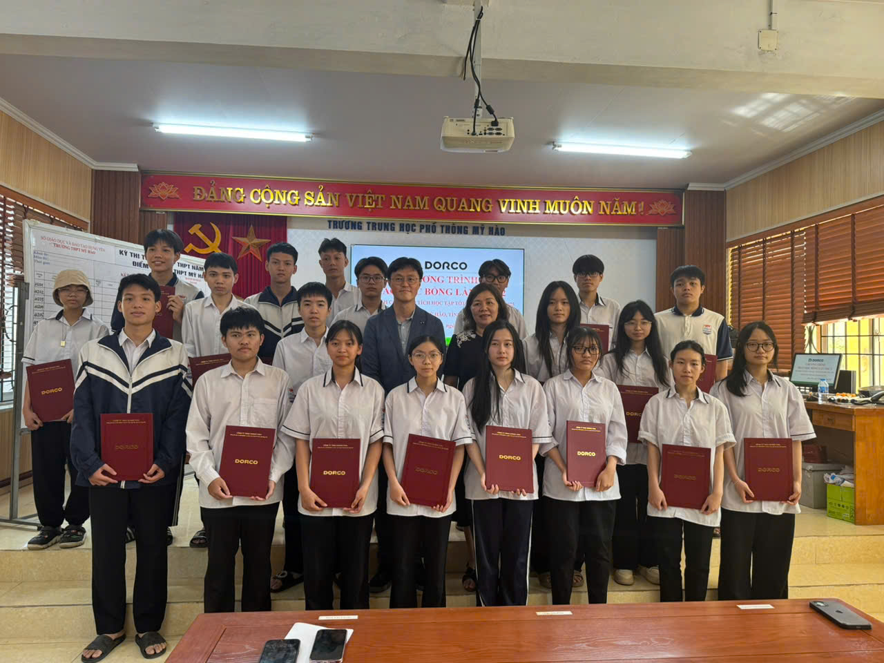 Công ty Dorco Vina trao học bổng lần thứ 2, năm học 2024-2025  cho học sinh trường THPT Mỹ Hào